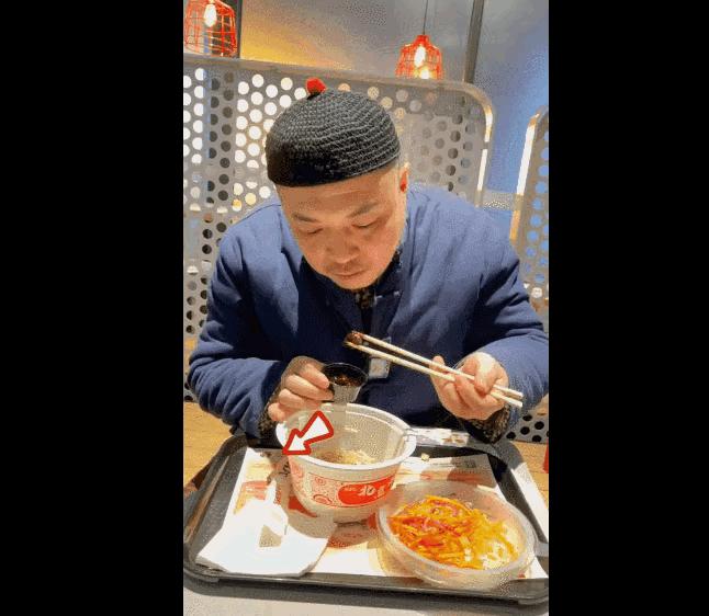 新华社出手再谈“妈妈的味道”，不出意外，这位网红吃播彻底凉凉