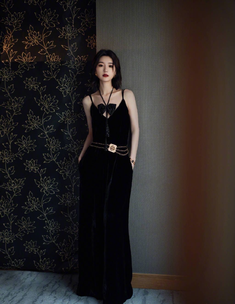 毛晓彤黑色连体裤造型,毛晓彤穿黑色丝绒长裙摩登洋气