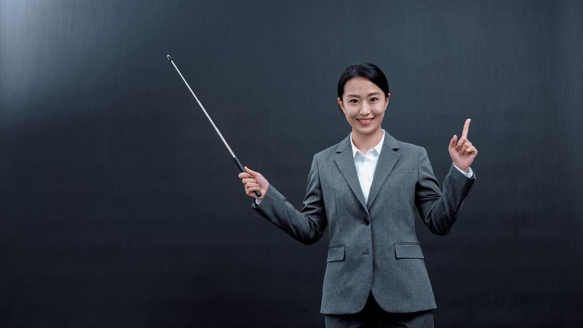 校长不开除该教师，请教育局开除校长！小学生无意碰到老师被踢拽