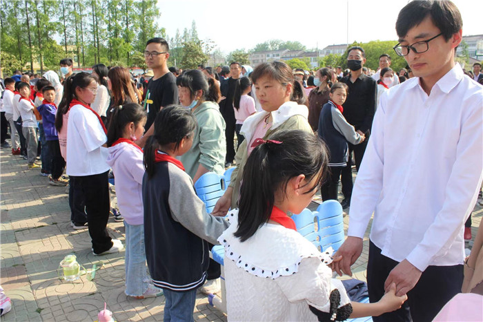 家校共育感恩主题班会,家校共育促进成长