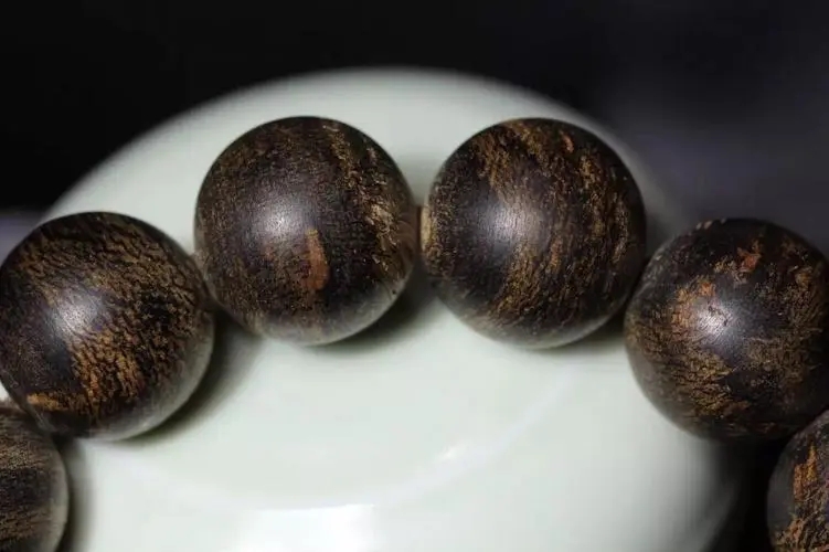 沉香手串保养的6种方法视频讲解,沉香到底需不需要盘串