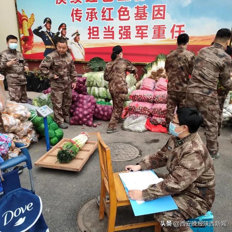 暖心蔬菜稳心神陕西省军区西安第二十干休所为老战士及家属集中代购冬菜