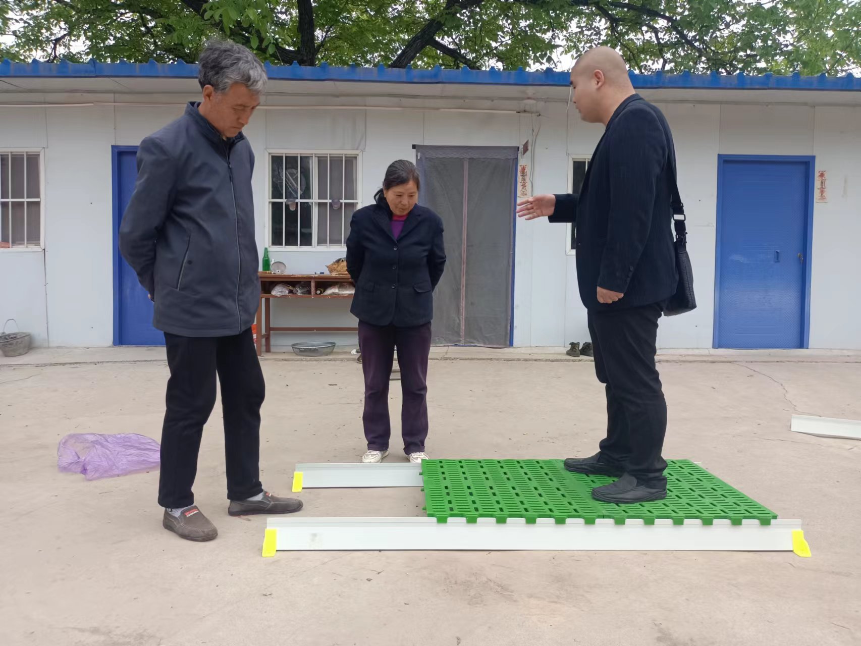 羊床塑料漏粪板下面用什么固定,羊床漏粪板塑料