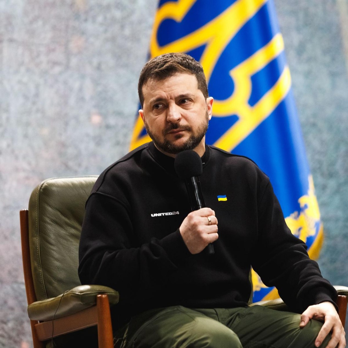 美对菲打包票，小马科斯两头下注，俄内部生乱，泽连斯基赌上国运