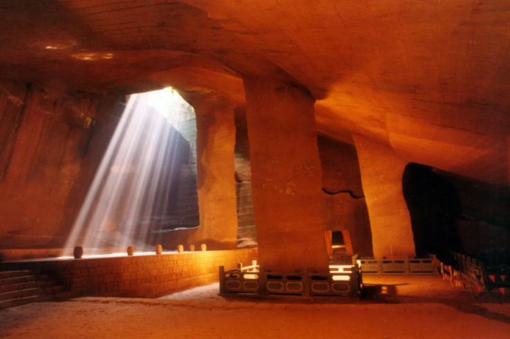 浙江水塘抽干发现宫殿,水潭被村民抽干后惊现千年宫殿