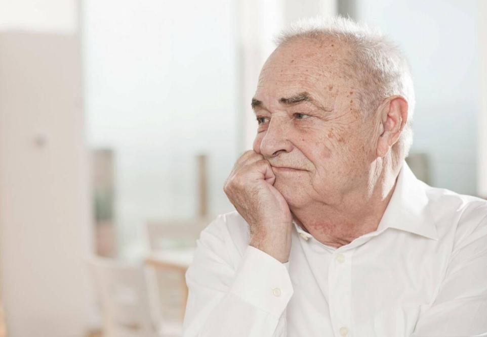 老人斑起痂能用红霉素软膏吗,为什么有的说红霉素软膏能除老斑