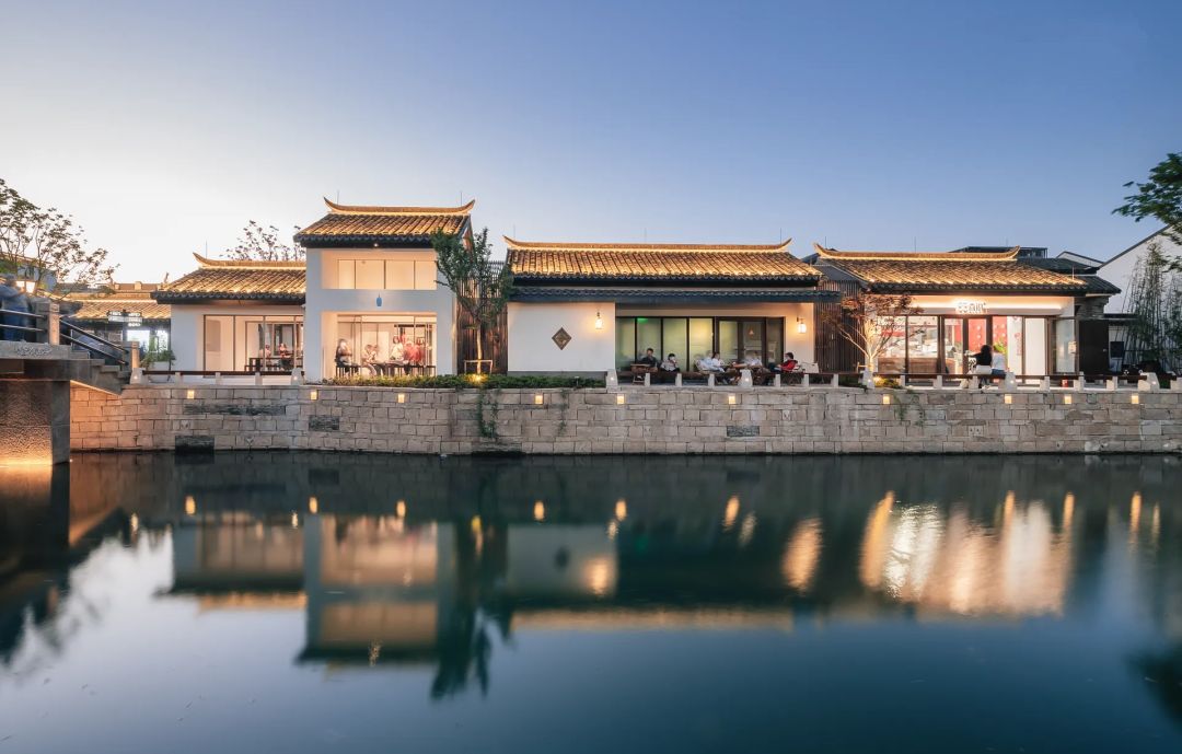 公路商店、露营咖啡...为什么这些新商业都在“去商业化”?