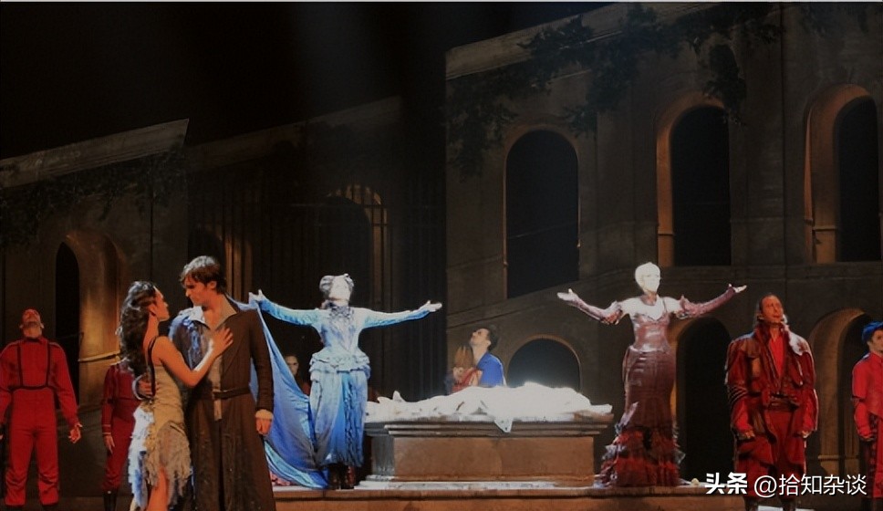 音乐剧《毛发》中，歌词*力暴**的转变，肢体历史的融合