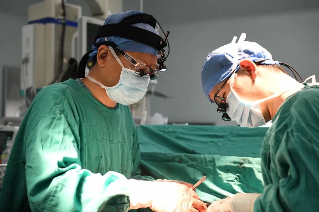 突发主动脉夹层破裂抢救无效去世,急性主动脉夹层经24天没醒死亡