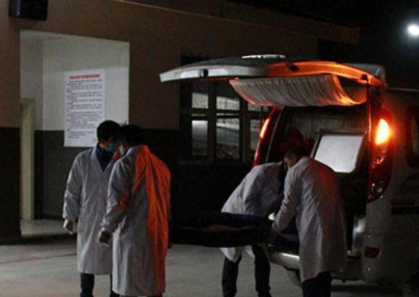 临终老人被强行抢救,癌症晚期昏迷插胃管