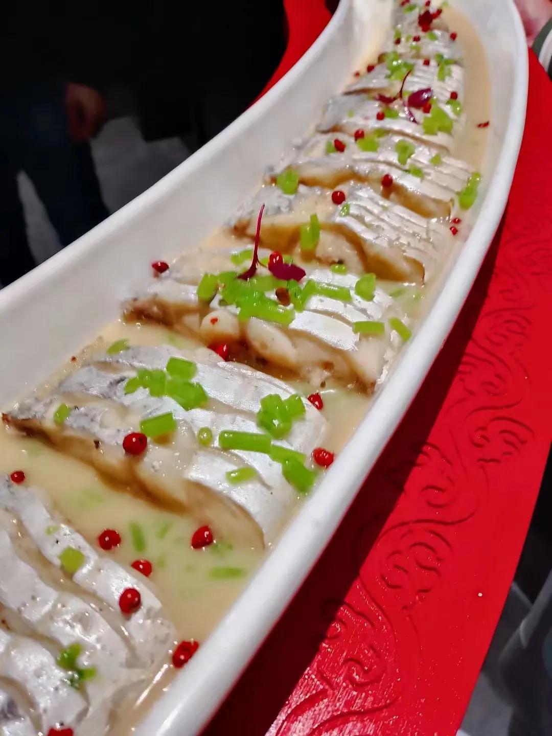 青岛刀鱼烧茼蒿,正宗的茄子烧刀鱼是酸甜味吗