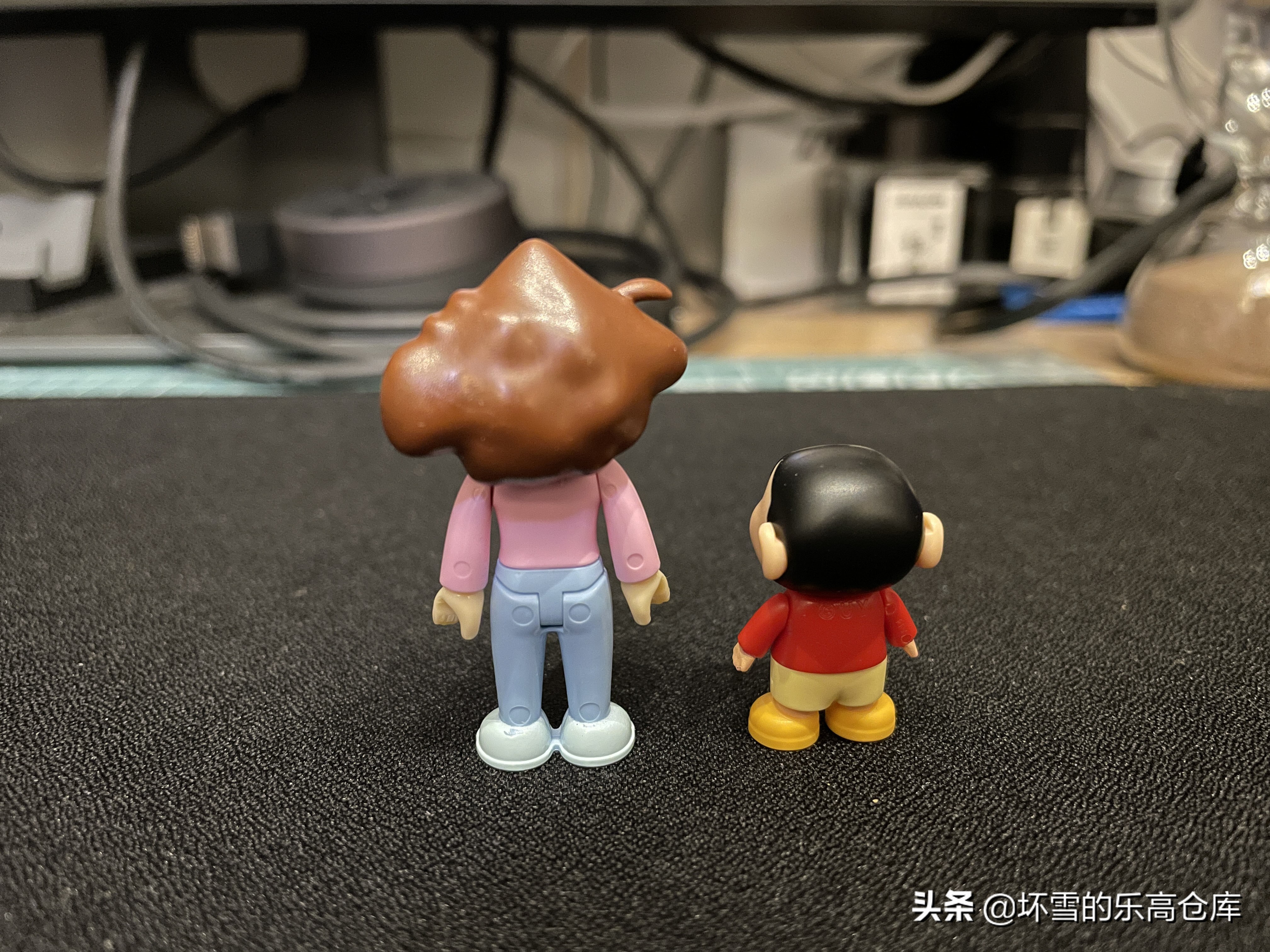 小新来妮妮家看动感超人,小新玩动感超人游戏