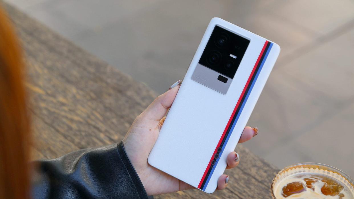 iqoo11和小米13哪个配置好,iqoo11对比小米13哪个性能好