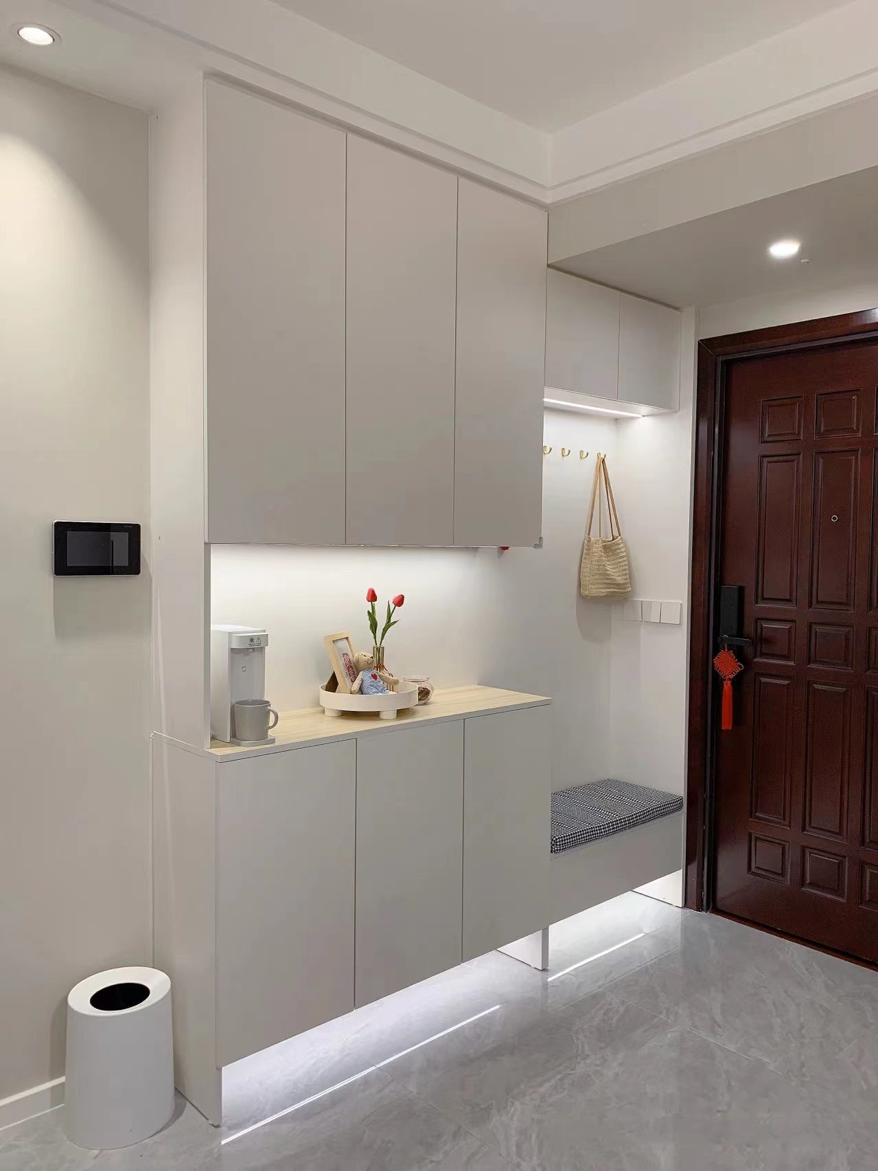 小户型进门鞋柜装修效果图大全,极简老房进门鞋柜简单大气