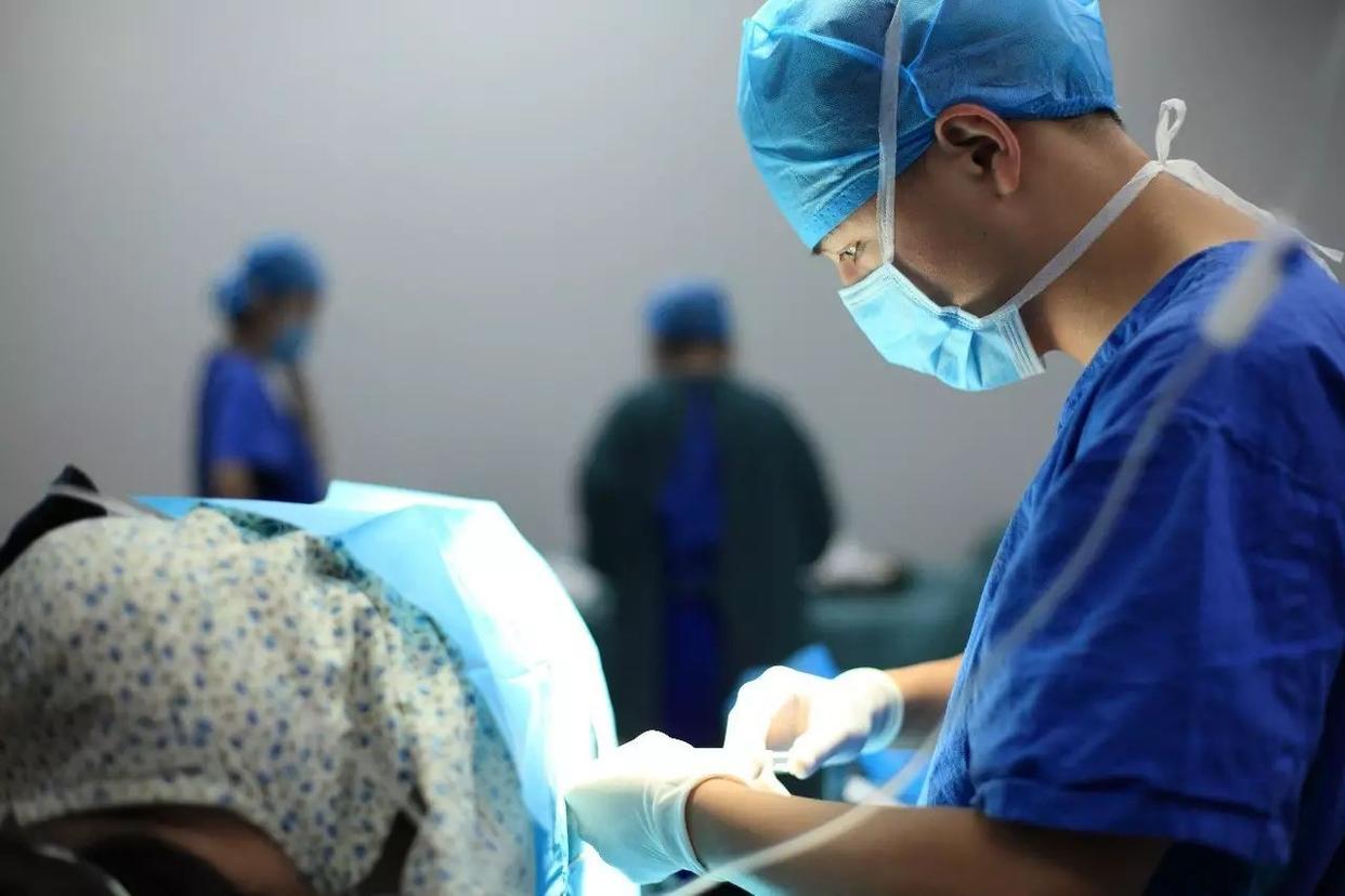 男医生公开女病人隐私照被停业，检查遇男医生，3个方法解决尴尬