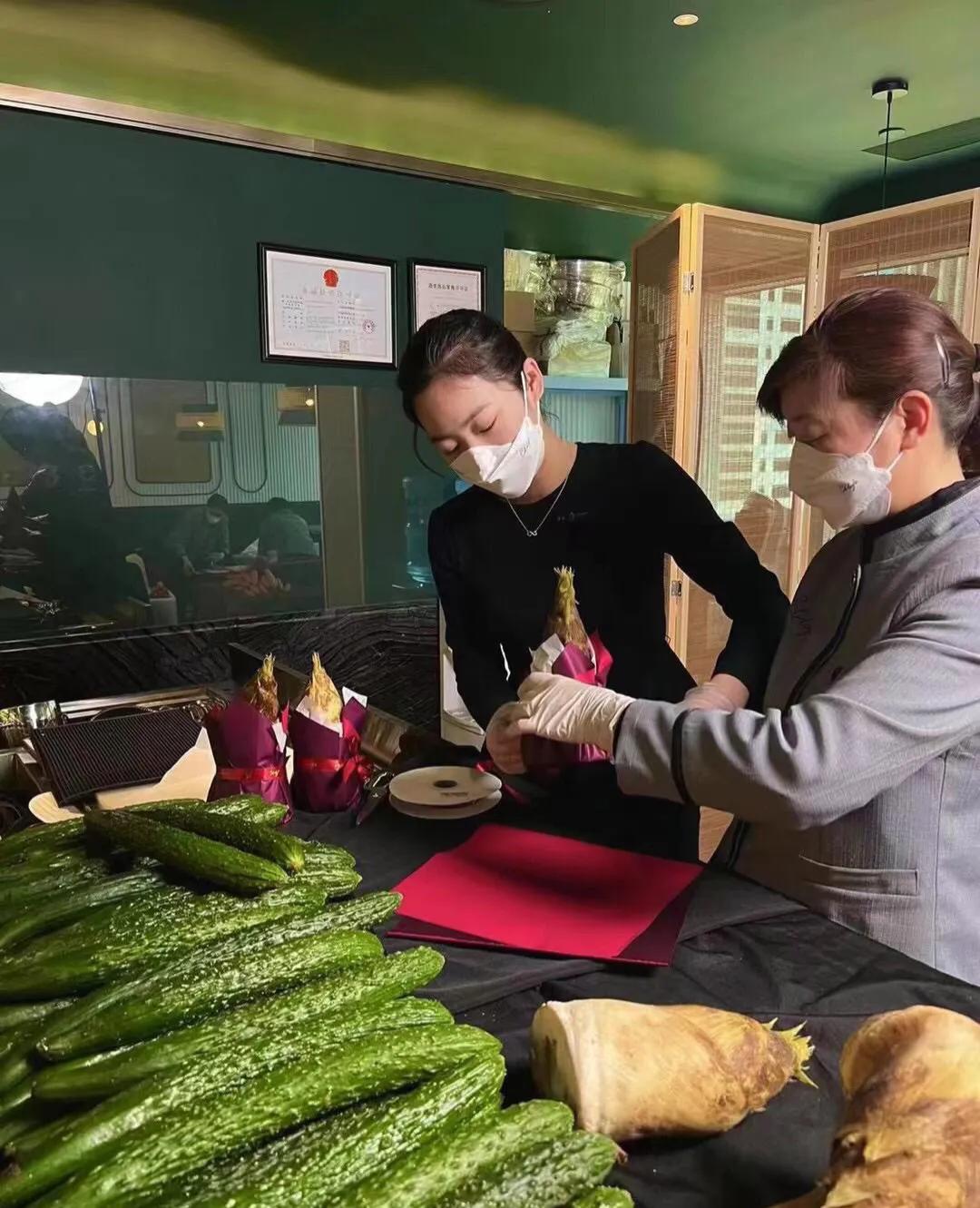 上海某奢侈品店为有迫切需求的客户提供精心包装的蔬菜，笑翻了