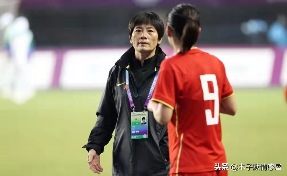 十年前，女足姑娘中有人经济窘迫得捡矿泉水瓶卖钱