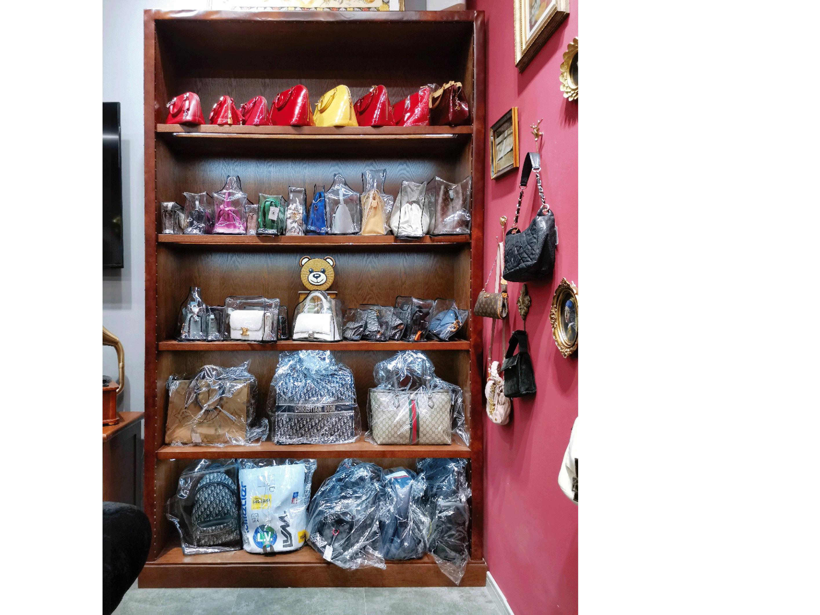 不借钱不负债，名牌包包照样天天换