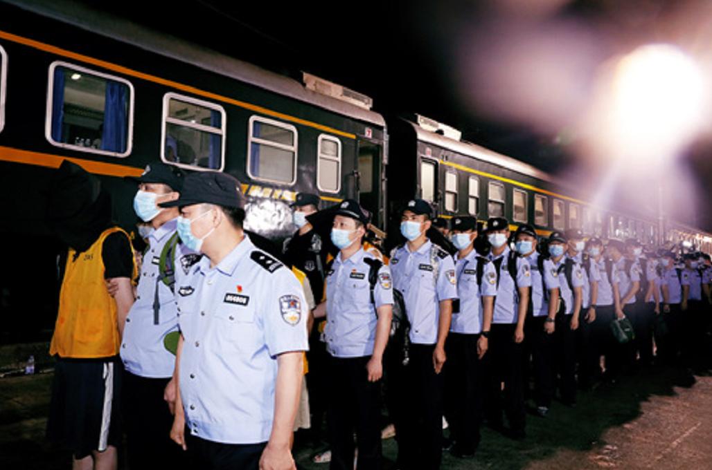 2018年，小伙被白富美拉进理财群，5天被骗8万，群里300人全是托