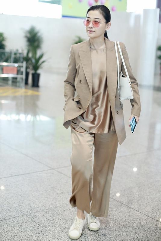 梅婷一家风衣配礼帽时髦又潇洒,梅婷穿的白衬衫和黑色阔腿裤