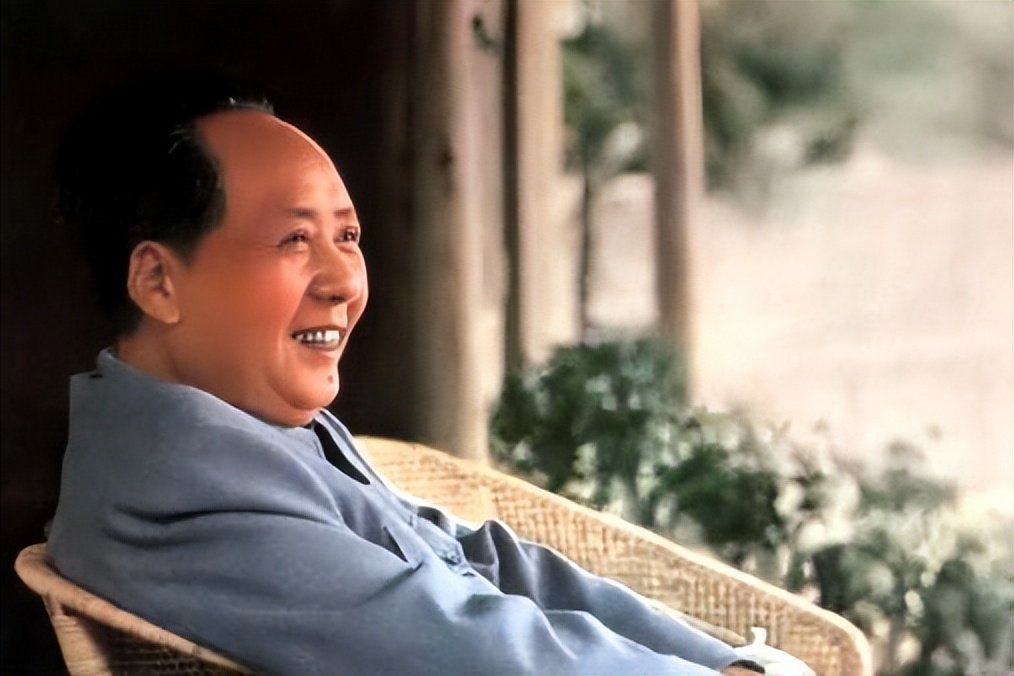 *先念李**抽雪茄，毛主席看了半天：有这么好的烟，怎么不早点拿出来