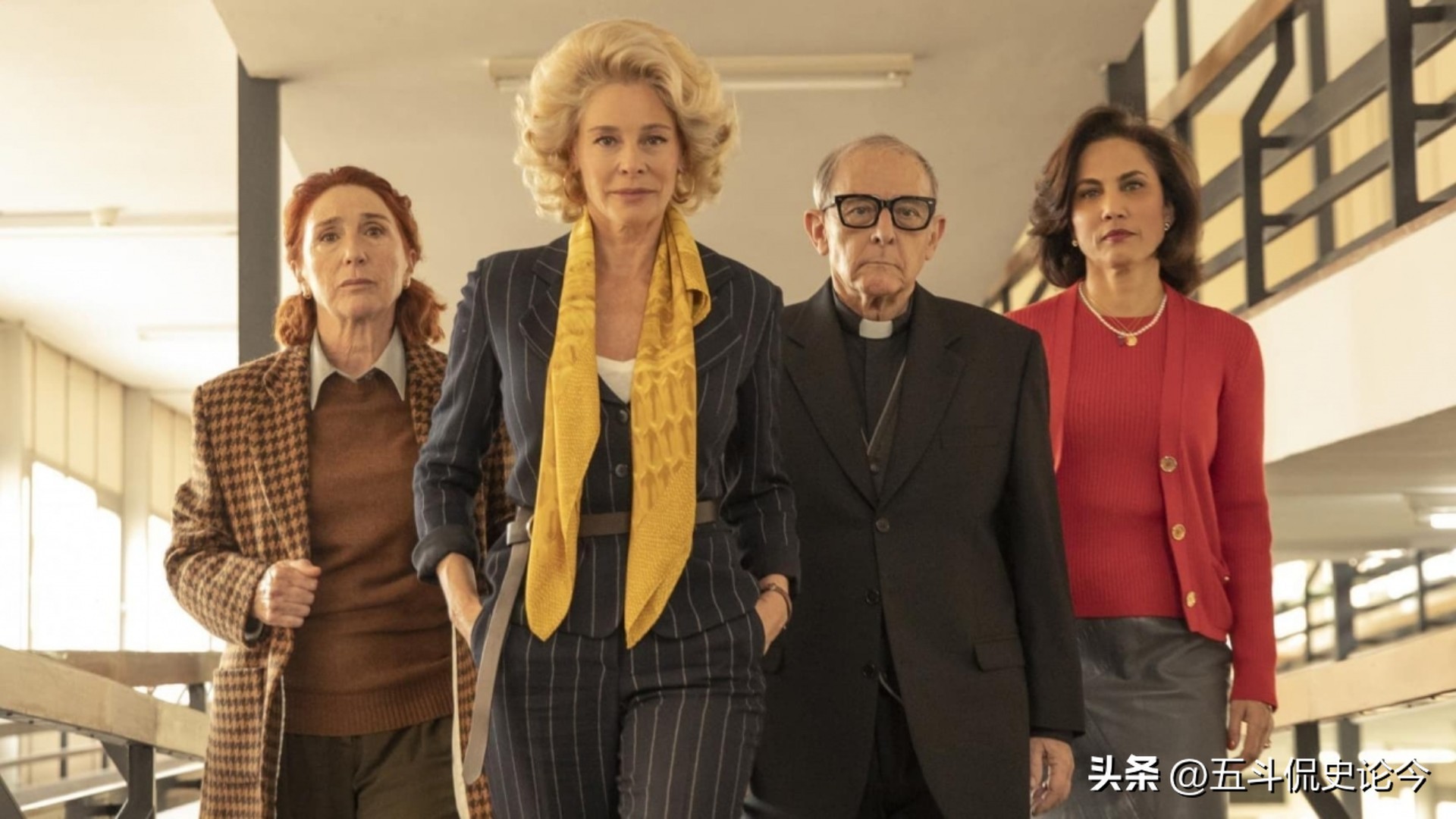 西班牙悬疑电影老太太,西班牙驱魔电影有女巫拿水晶球的