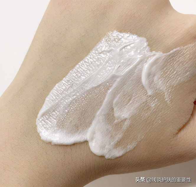 冬天皮肤干燥夏天出油用什么保湿,冬季油性皮肤干燥怎样补水更有效