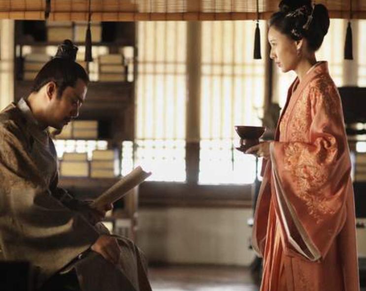 古人衣摆很长，经常拖在地上，他们不怕把衣服弄脏吗？答案很简单