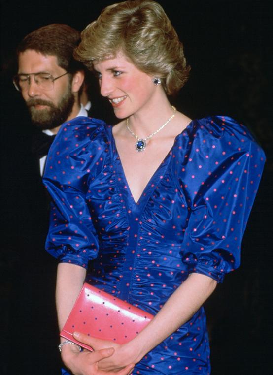 戴安娜穿紫色蕾丝裙,戴安娜经典穿搭礼服