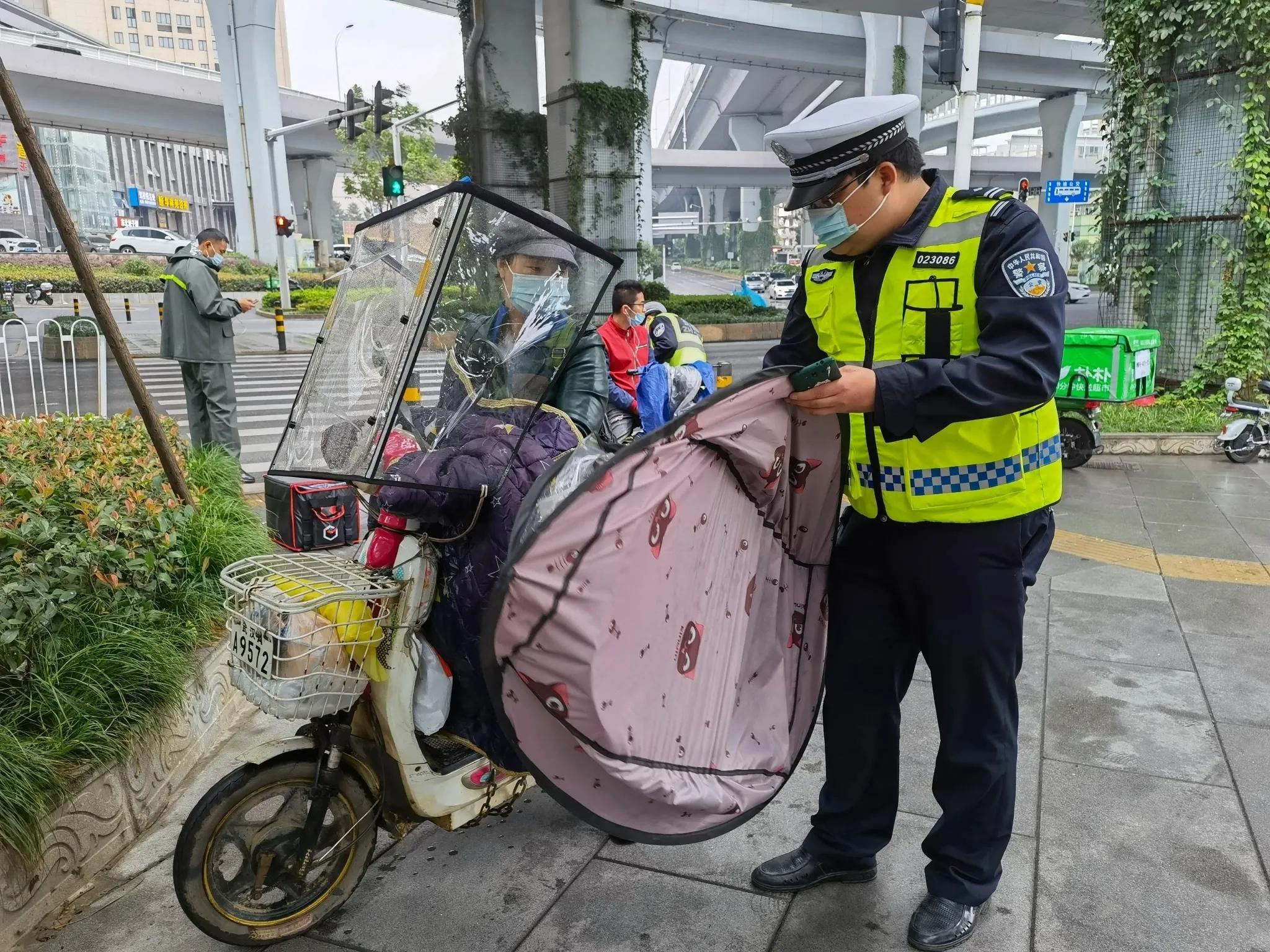 电动车上路不带头盔怎样处理违章,骑电动车不戴头盔有什么样的处罚