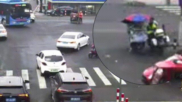 外卖小哥带着孩子送外卖警察帮忙,外卖小哥在十字路口执勤