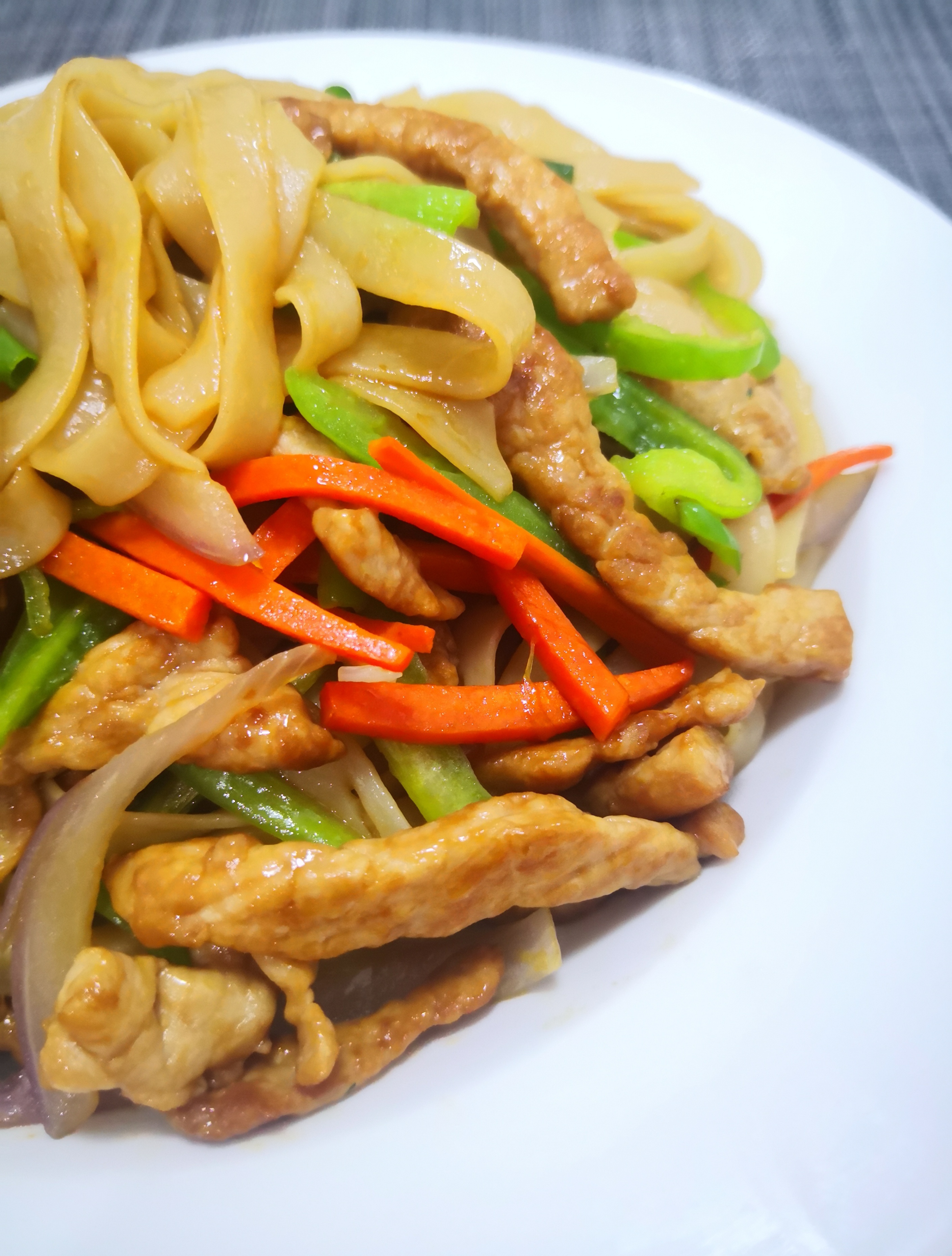 广东人爱吃的炒河粉，教您在家就能做，根根分明爽滑入味，零厨艺