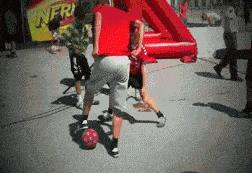 女孩子看起来外表美丽，其实裤袜已经掉到大腿根了！哈哈哈