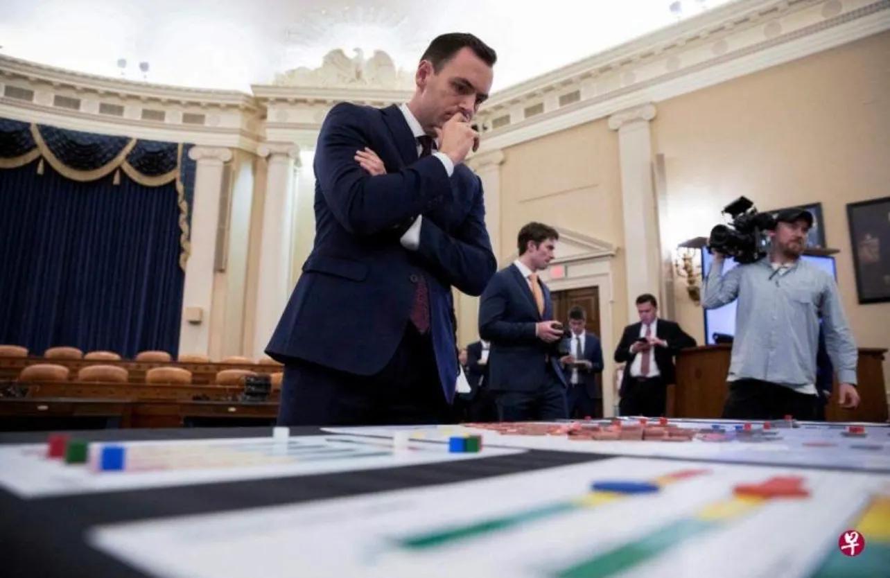 要钱不要脸！美国议员边玩手机边兵旗推演，却要台湾190亿买*器武**