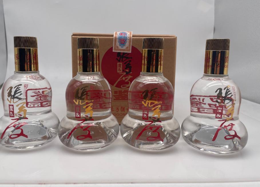 广东一大爷晒酒柜引发网友热议，行家：都是便宜酒，想买都买不到