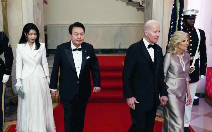 韩国第一夫人走红毯,韩国第一夫人穿韩服