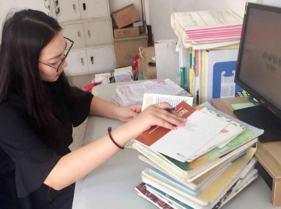 老师疯狂批卷表情包,批卷老师表情包