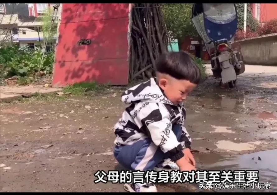 毁三观！女子地铁上被男孩偷看裙底，又被男孩妈妈当众掀裙子！