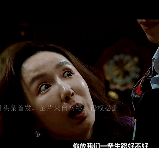 女明星捏鼻子把鼻子捏扁了,一脸科技的明星