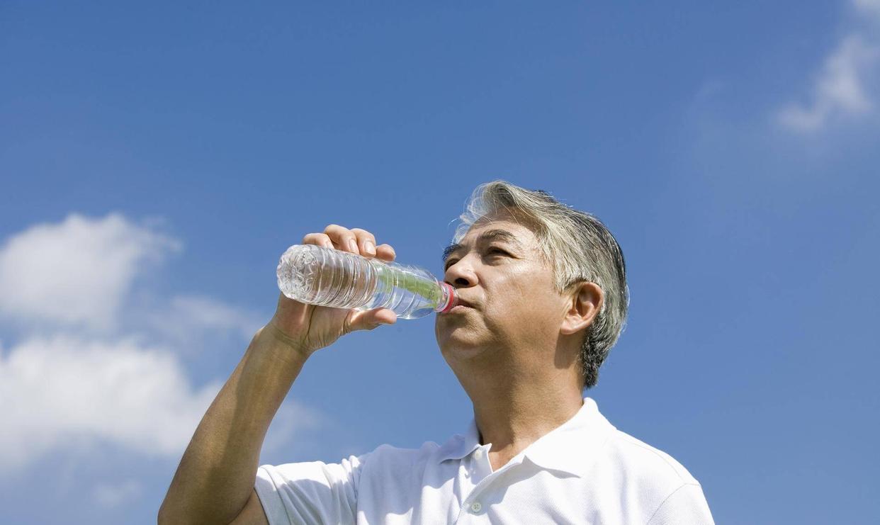 长期喝茶喝白开水谁的身体更健康,长期喝白开水和喝茶的人身体怎样