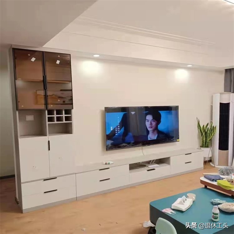 电视机是挂的好还是放在柜子上好,电视机挂在墙上好还是做柜子上好