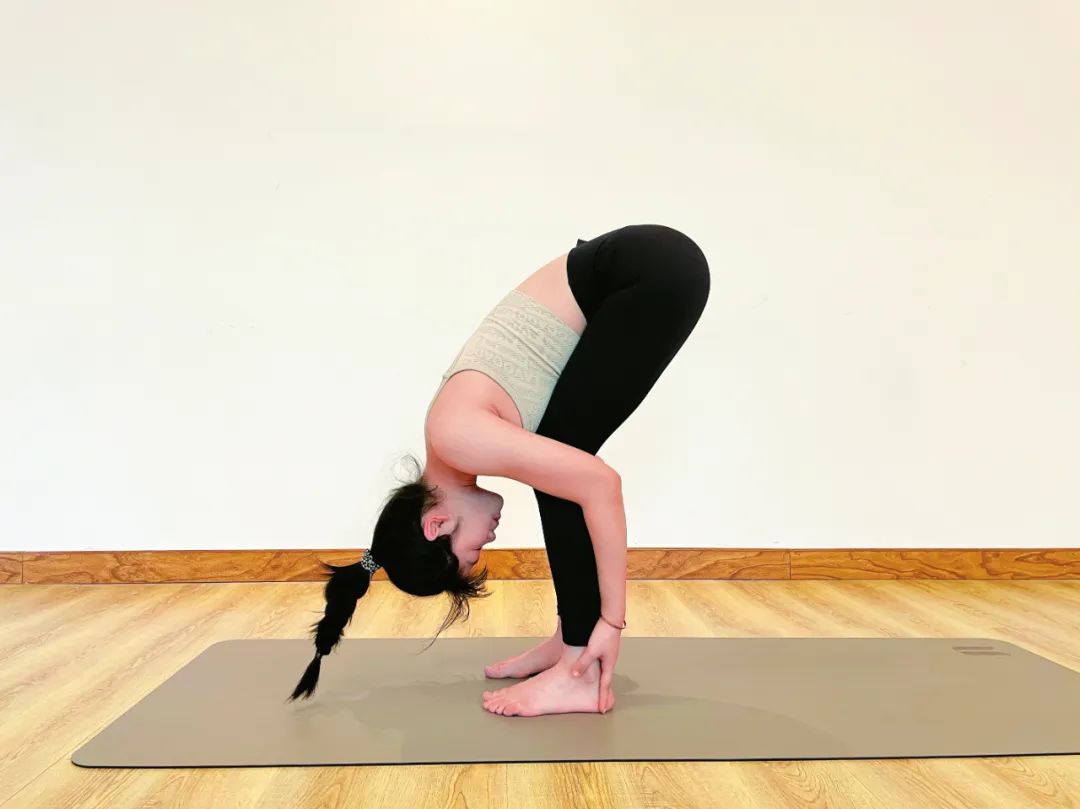 练完瑜伽膝盖窝疼怎么回事,练完瑜伽腰疼膝盖疼正常吗