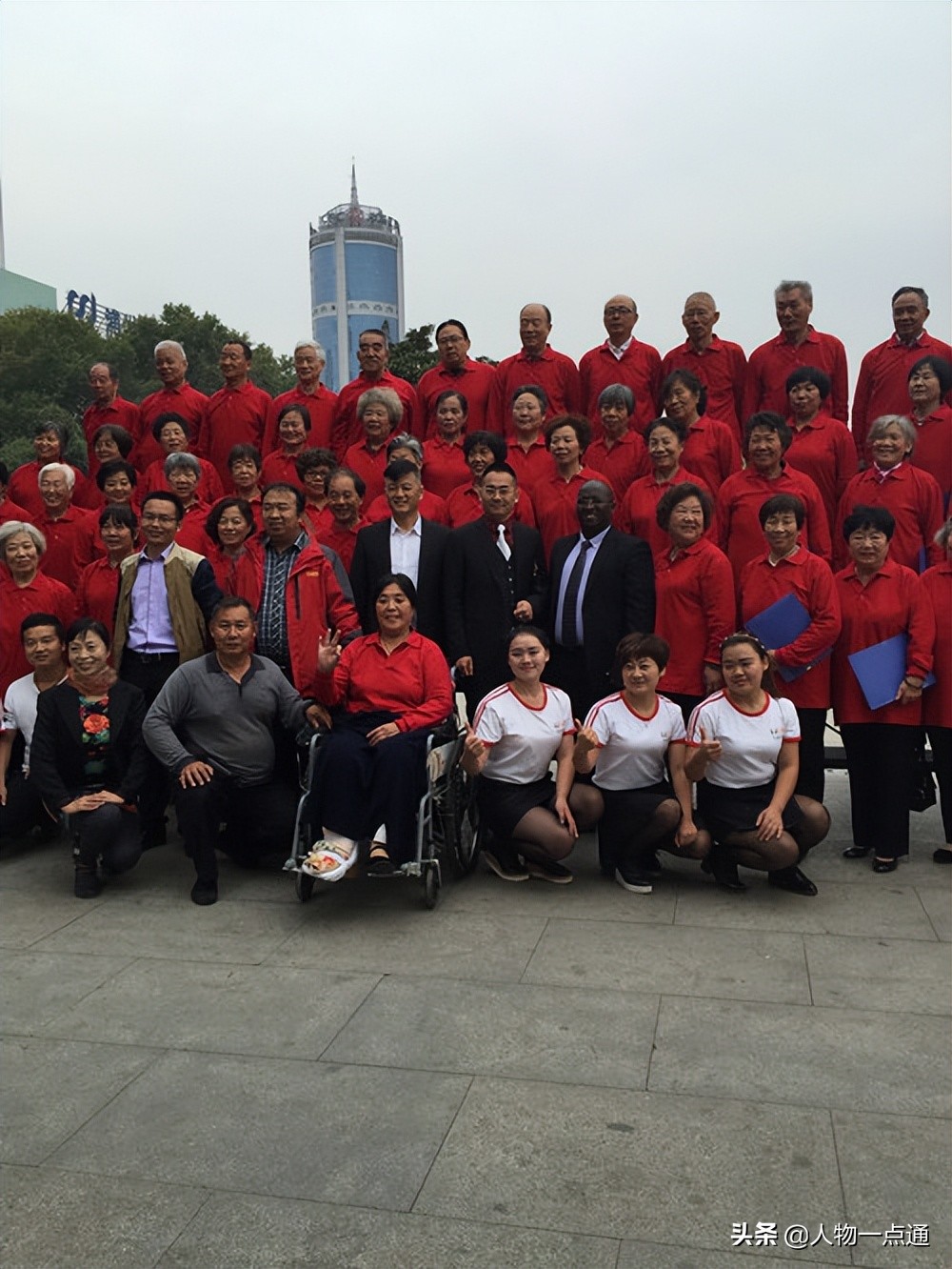 爱心企业家捐赠路灯照亮家乡路,爱心企业家乡村振兴