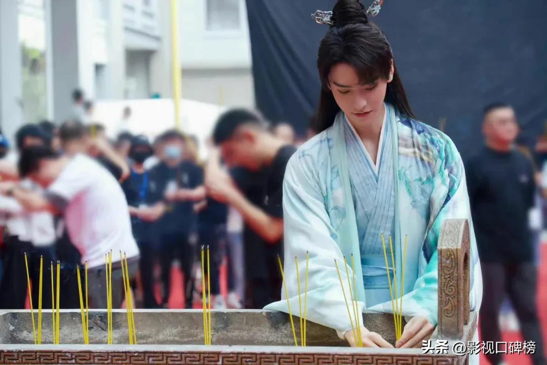 刘宇宁和王鹤棣谁最火,微博之夜王鹤棣官宣视频