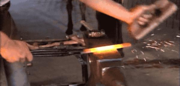 马为什么要钉马蹄铁,给马钉马蹄铁的视频