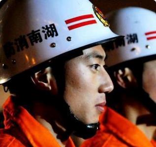 女孩早上爬墙去约会，私密处被保安倒刺刺伤，女孩：好尴尬