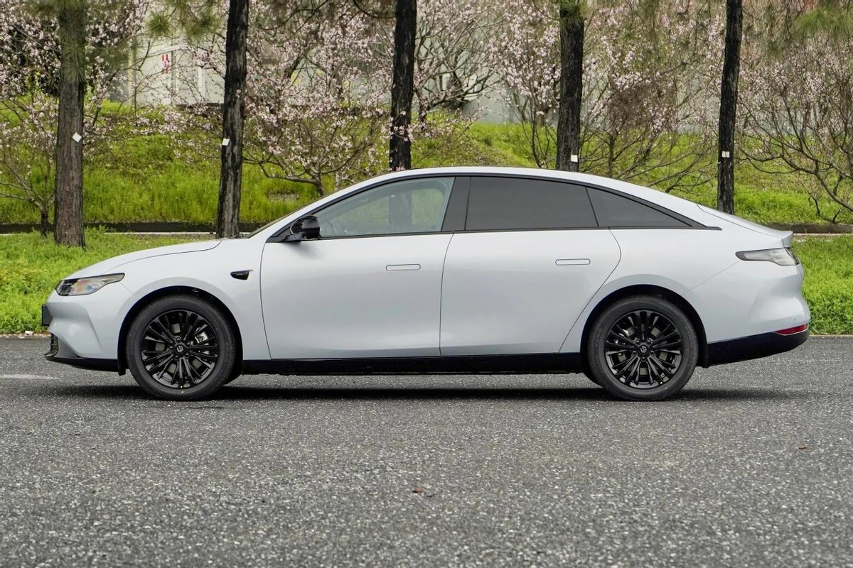 零跑c01不负众望超强性能广受好评,买深蓝还是买零跑c01