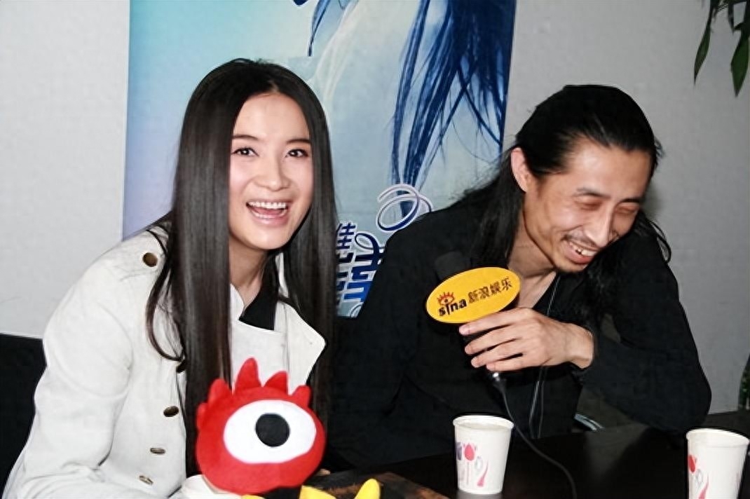 小宋佳：靠“吊带”上位，与已婚名导同居，42岁的她活的又酷又飒