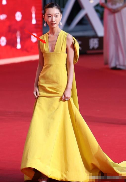 周冬雨现实,没有颜值没身材周冬雨为何如此红