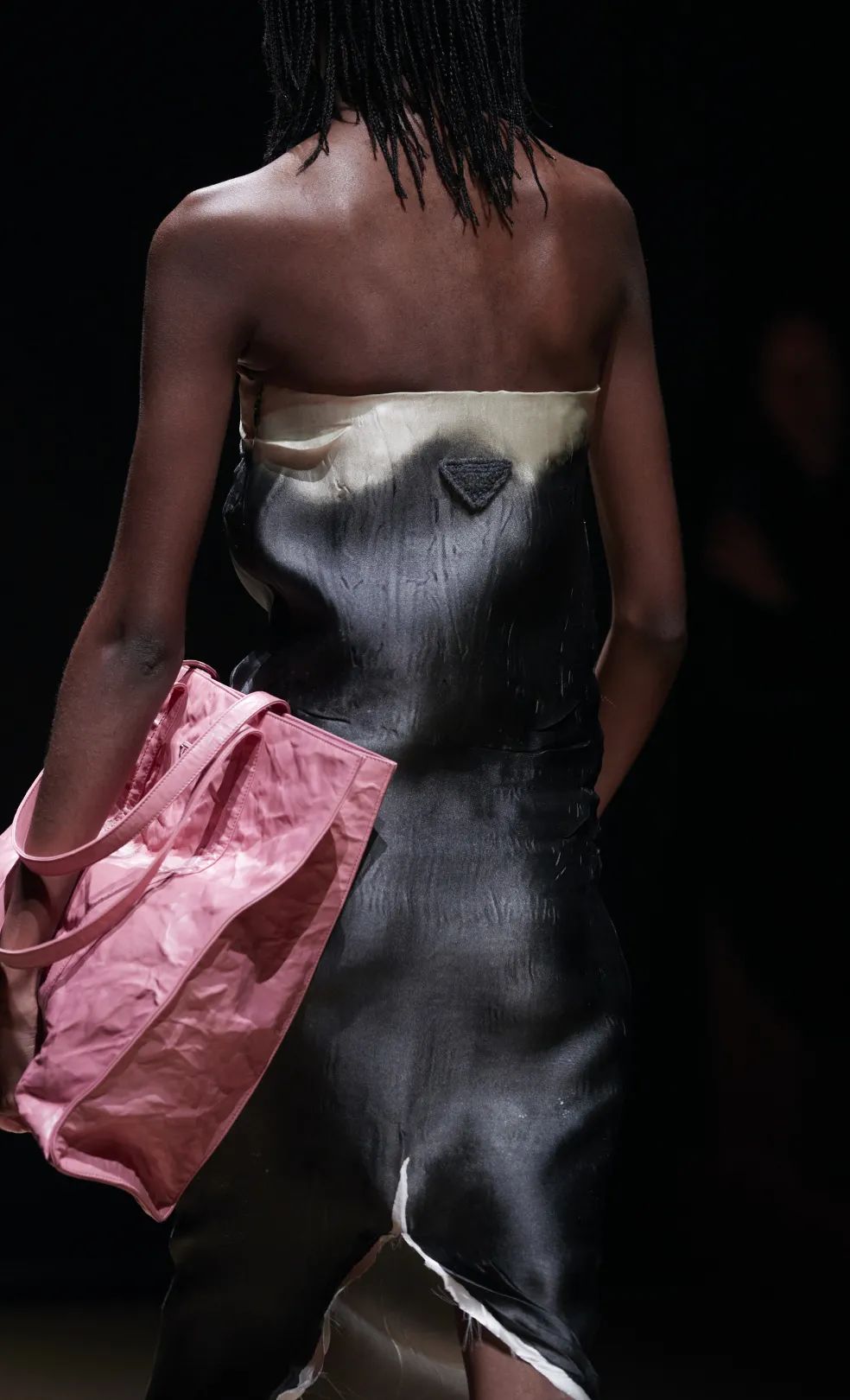 在Prada的戏梦中，以对立之境现原生之美